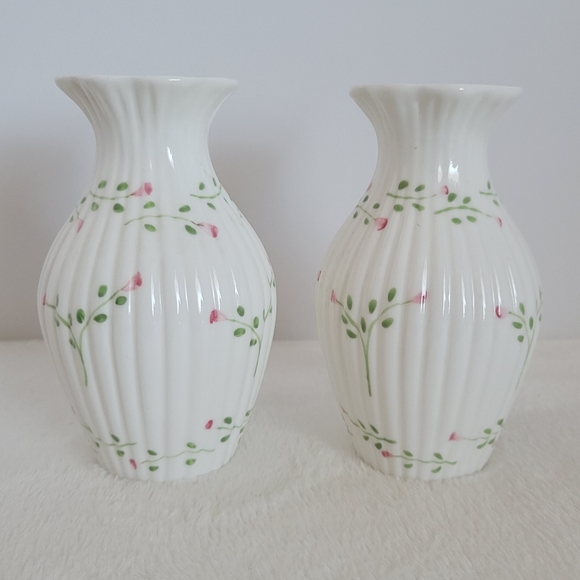 2 Pc Set White Porcelain Rose Bud Print Vase's - Picture 2 of 9